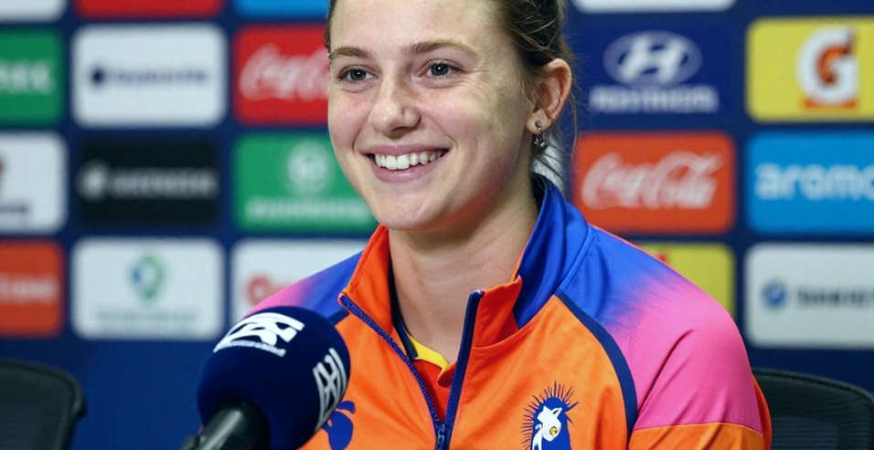 হারমানপ্রীত কউরের অধিনায়কত্বের উত্তরাধিকার: শিরোপার মালা, নীরবতার ফাঁক আর একটি মেয়ের অসমাপ্ত বাক্য