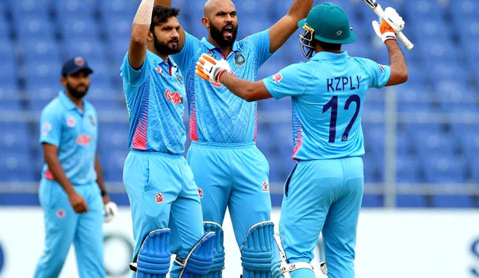 ভাড়া করা গ্যালারি, ফিরে না যাওয়া ঘর: মরুভূমির ক্রিকেটে এশিয়ার ছোট দেশেরা আসলে কী খুঁজছে
