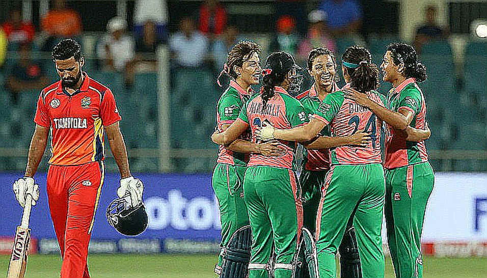 পার্থের মাঠে ফাতিমা সানা: ডব্লিউবিবিএল-এর আট ম্যাচ, আর একটি অদৃশ্য সীমারেখা পার্থের মাঠে ফাতিমা সানা: ডব্লিউবিবিএল-এর আট ম্যাচ, আর একটি অদৃশ্য সীমারেখা